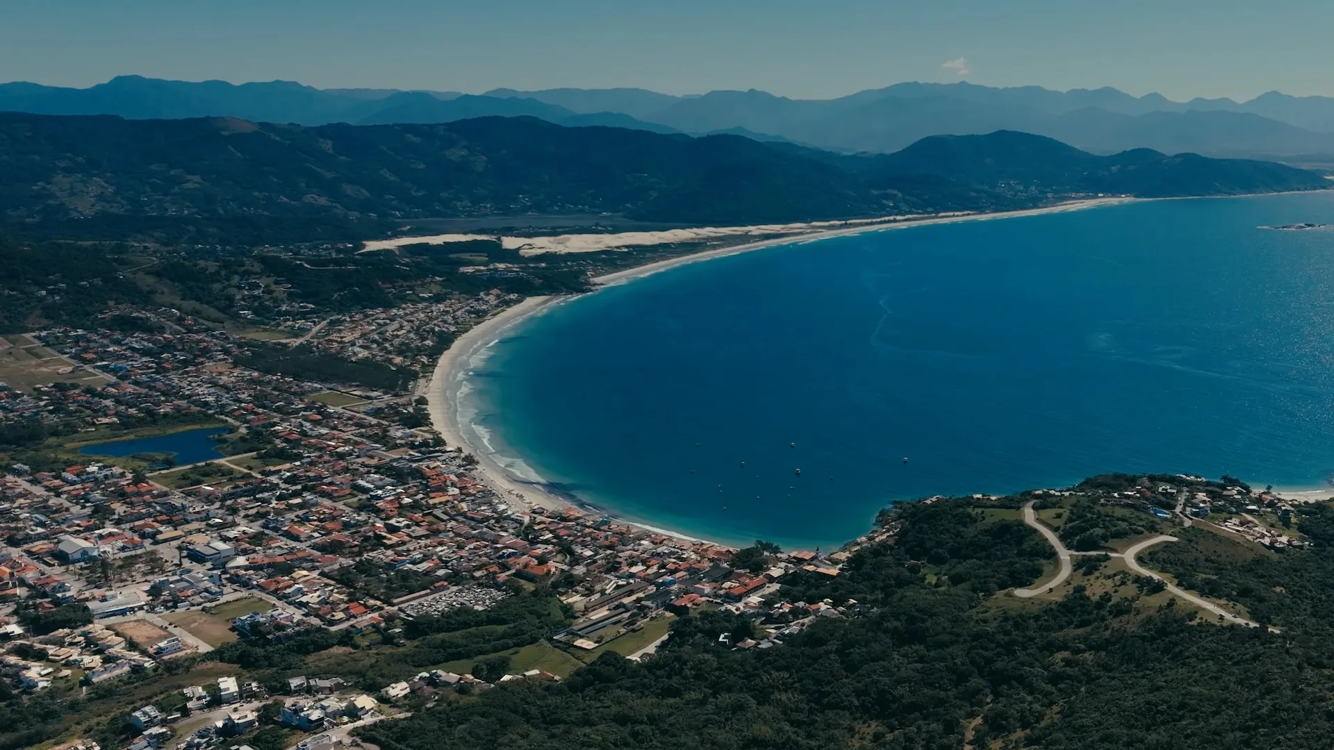 Vista aérea de Garopaba com cidade e praia